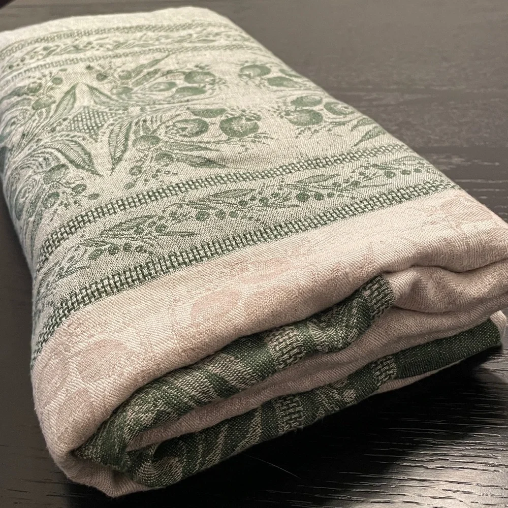 Williams Sonoma linen tablecloth 70 x 108 jacquard natural/green cottage